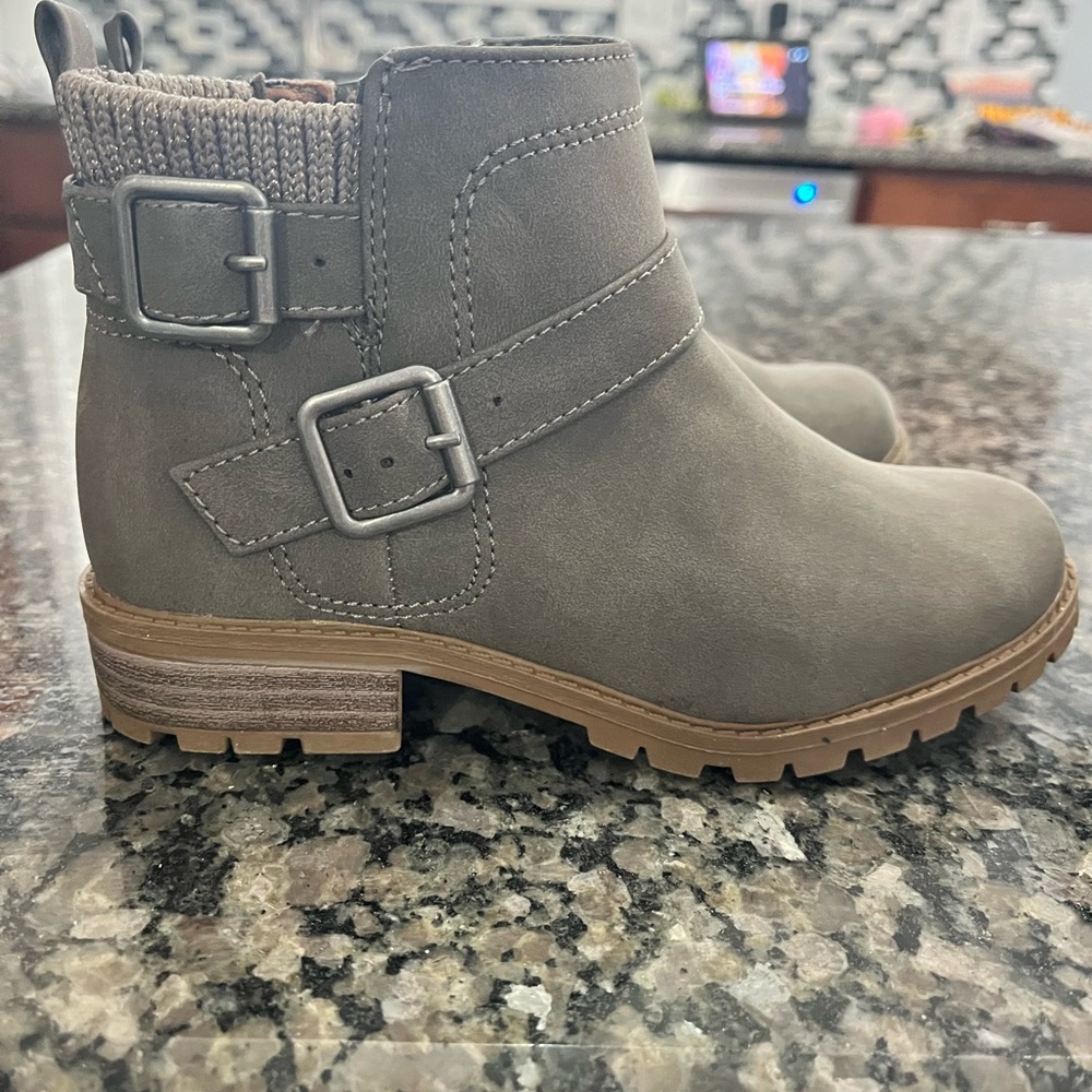 Gray kids boots- worn only a couple times.